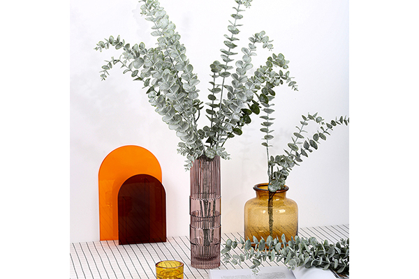 What are the similarities and differences between artificial plants and real plants in decorative effects?