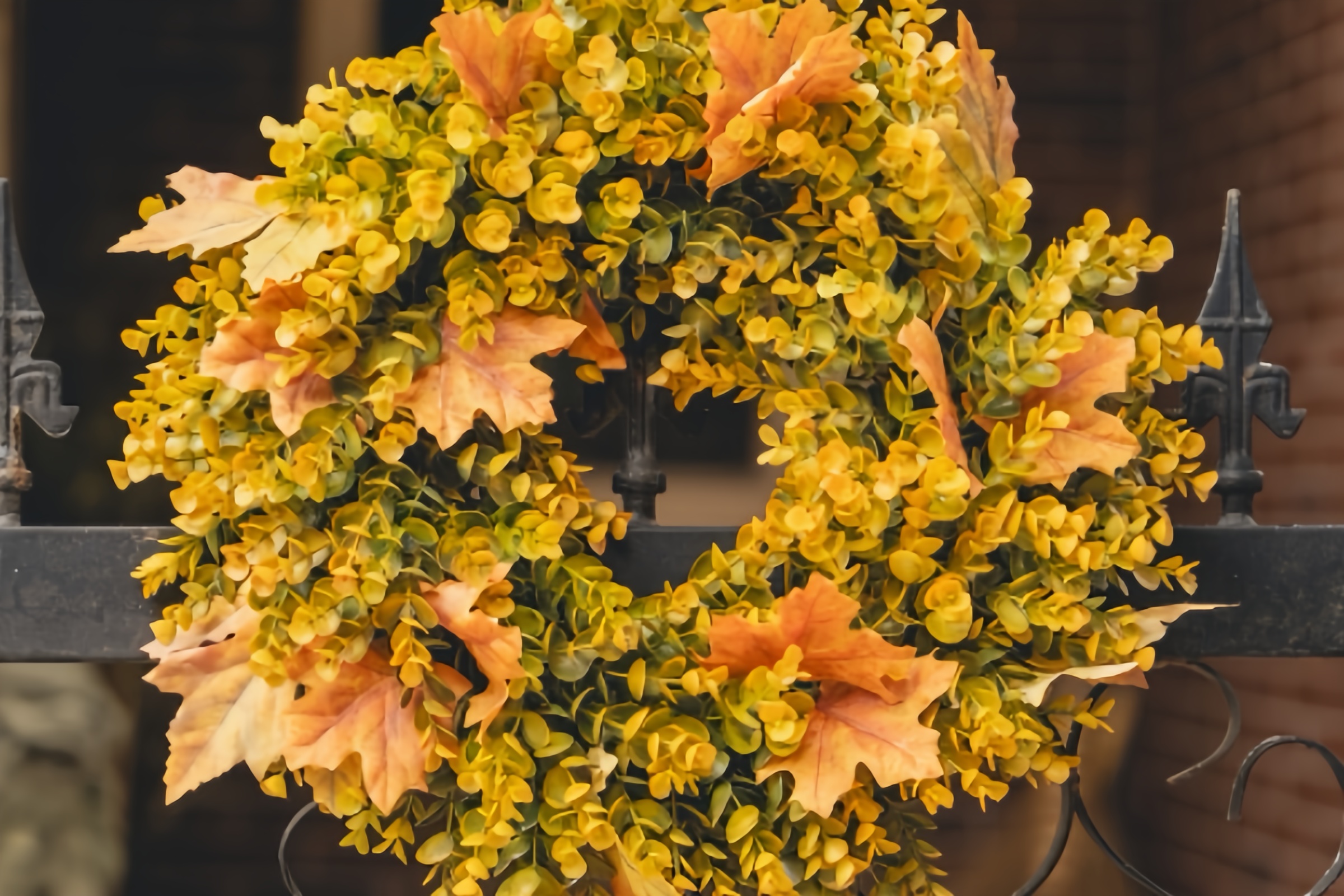 How can autumn simulation maple leaf eucalyptus wreath achieve long-term durability while maintaining natural beauty?